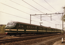 807556 Afbeelding van het electrische treinstel nr. 501 (plan TT, Treinstel Toekomst , mat. 1964) van de N.S. te Maarn.